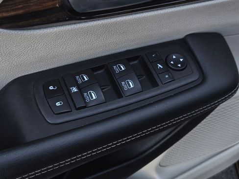 Used 2023 Chrysler Pacifica Limited FWD image 10