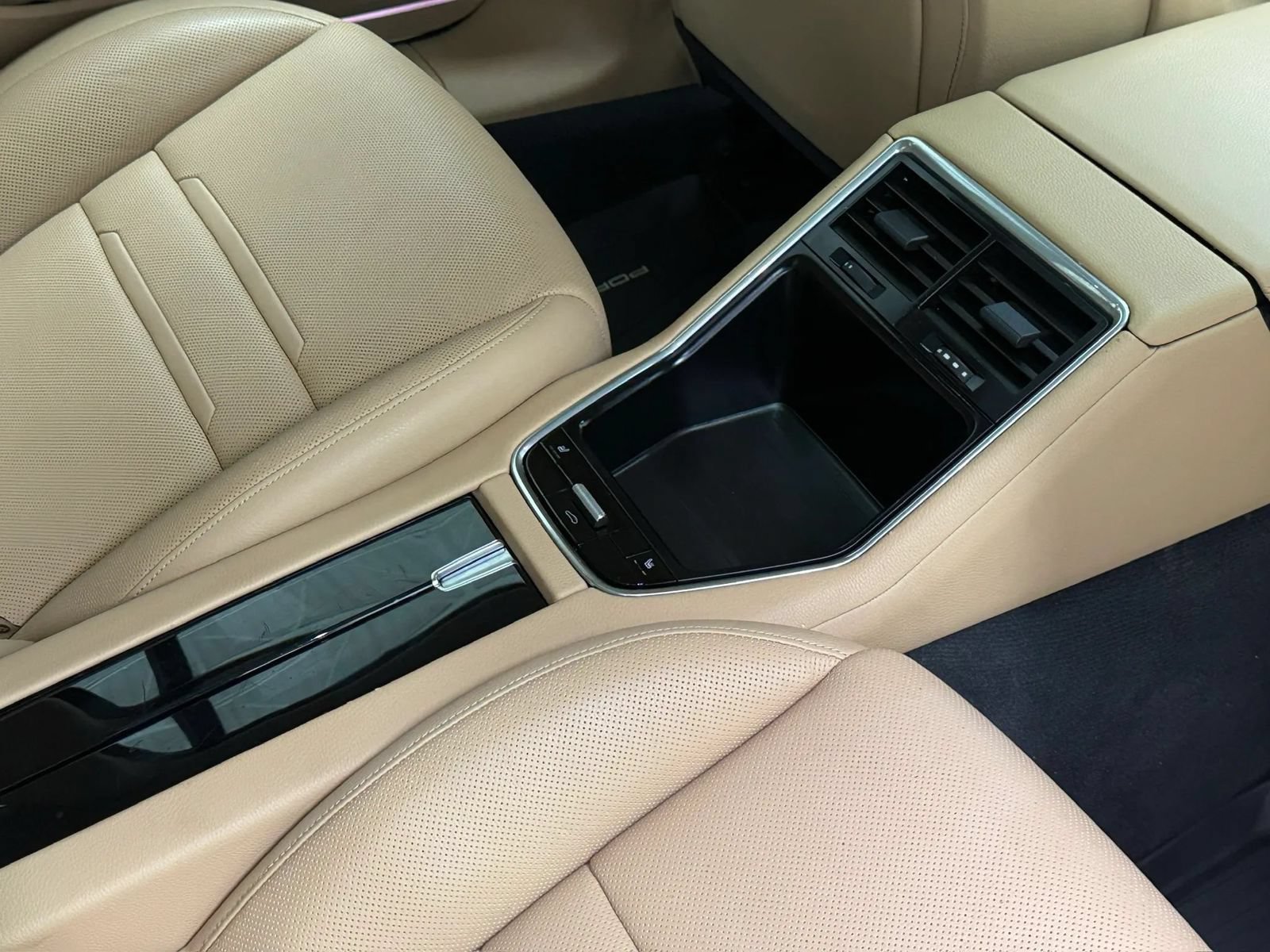 Used 2018 Porsche Panamera RWD image 19