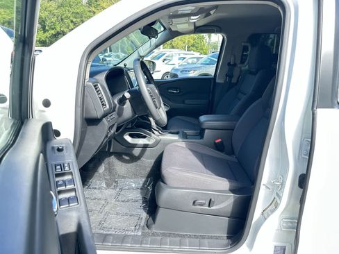 Used 2024 Nissan Frontier SV w/ SV Convenience Package RWD image 2