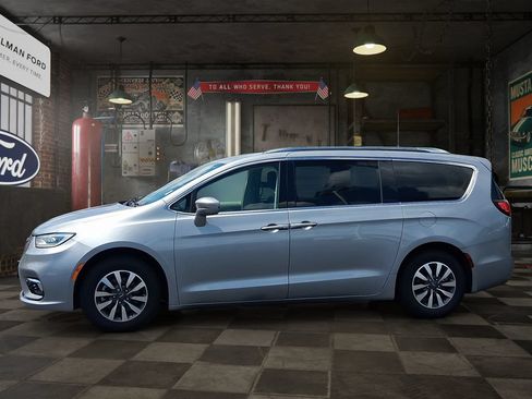 Used 2021 Chrysler Pacifica Touring-L FWD image 3