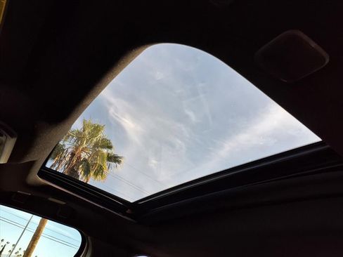 Used 2024 Toyota Tacoma Limited w/ Limited Package (LT) image 3