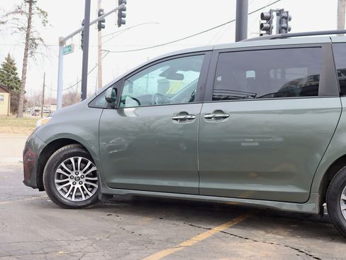 Used 2018 Toyota Sienna XLE w/ XLE Navigation Package image 13