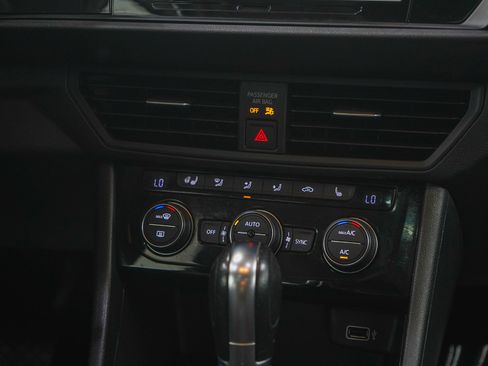 Used 2019 Volkswagen Jetta SE w/ Cold Weather Package FWD image 16