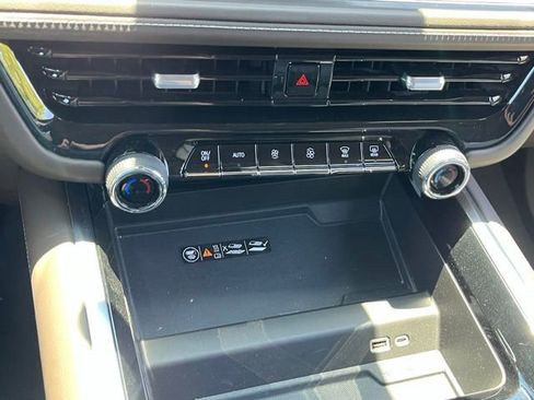 Used 2025 Chevrolet Suburban Z71 w/ Comfort Package AWD/4WD image 24