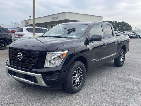 Used 2022 Nissan Titan SV image 9