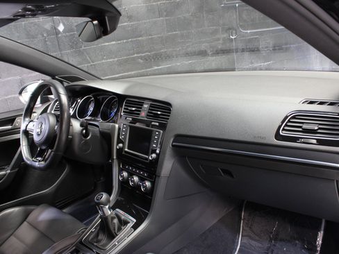 Used 2017 Volkswagen Golf R 4-Door image 38