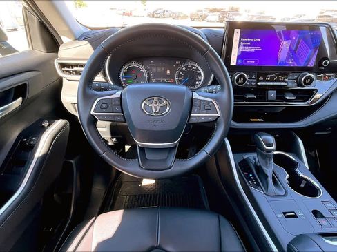 Certified 2024 Toyota Highlander XLE image 5