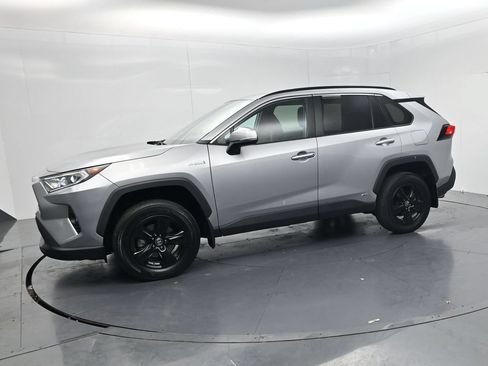 Used 2021 Toyota RAV4 XLE w/ Convenience Package AWD/4WD image 4