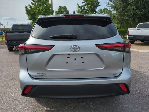 Used 2023 Toyota Highlander LE FWD image 5