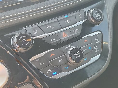 Used 2024 Chrysler Pacifica Touring FWD image 25