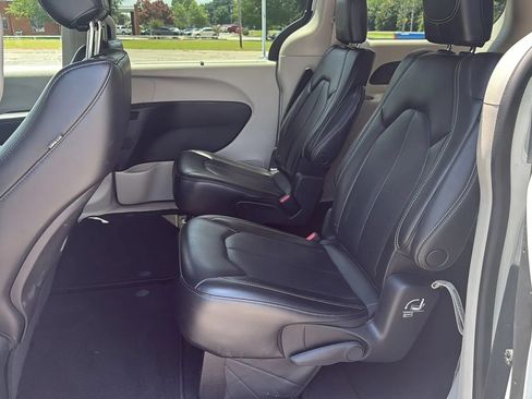 Used 2023 Chrysler Pacifica Touring-L FWD image 13