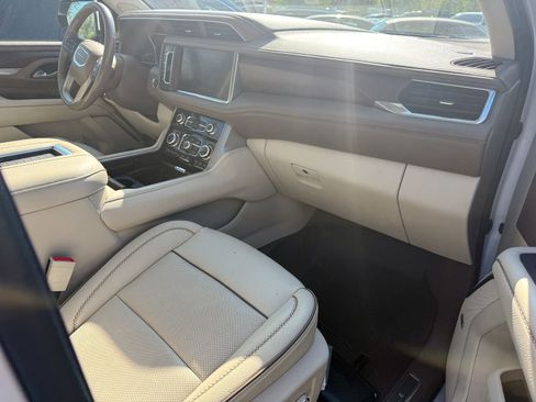 Used 2021 GMC Yukon Denali w/ Denali Premium Package AWD/4WD image 8