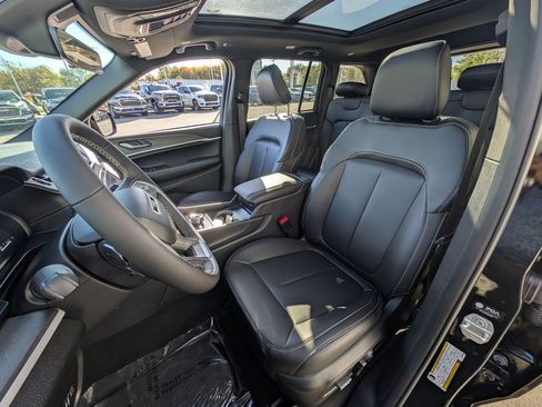 New 2025 Jeep Grand Cherokee Limited image 13