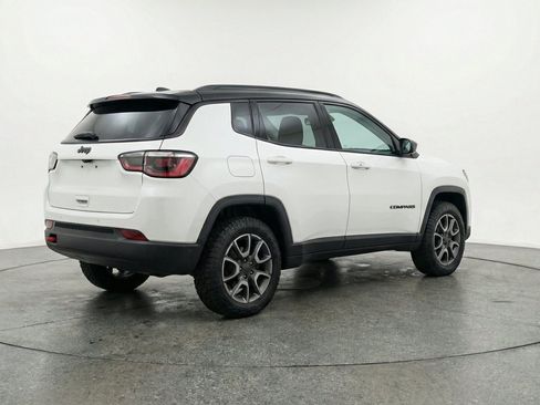 Used 2025 Jeep Compass Trailhawk AWD/4WD image 9