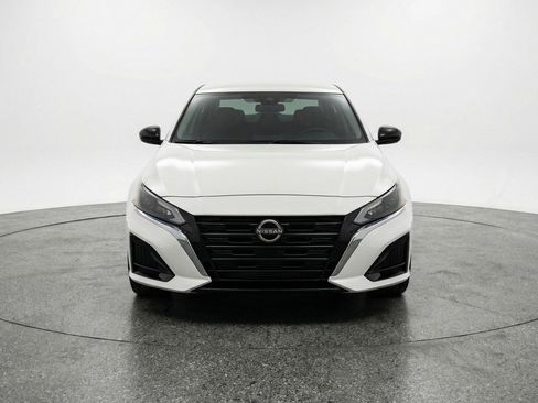 Used 2025 Nissan Altima 2.5 SV FWD image 2