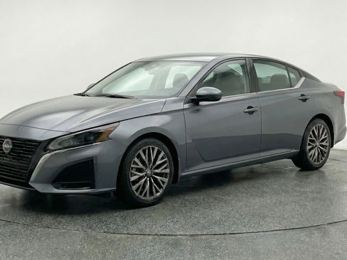 Used 2025 Nissan Altima 2.5 SV image 3