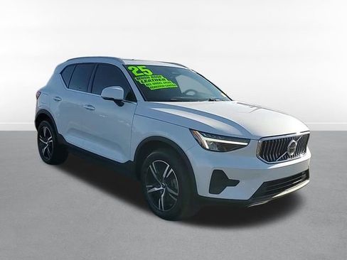 Used 2025 Volvo XC40 B5 Core image 3