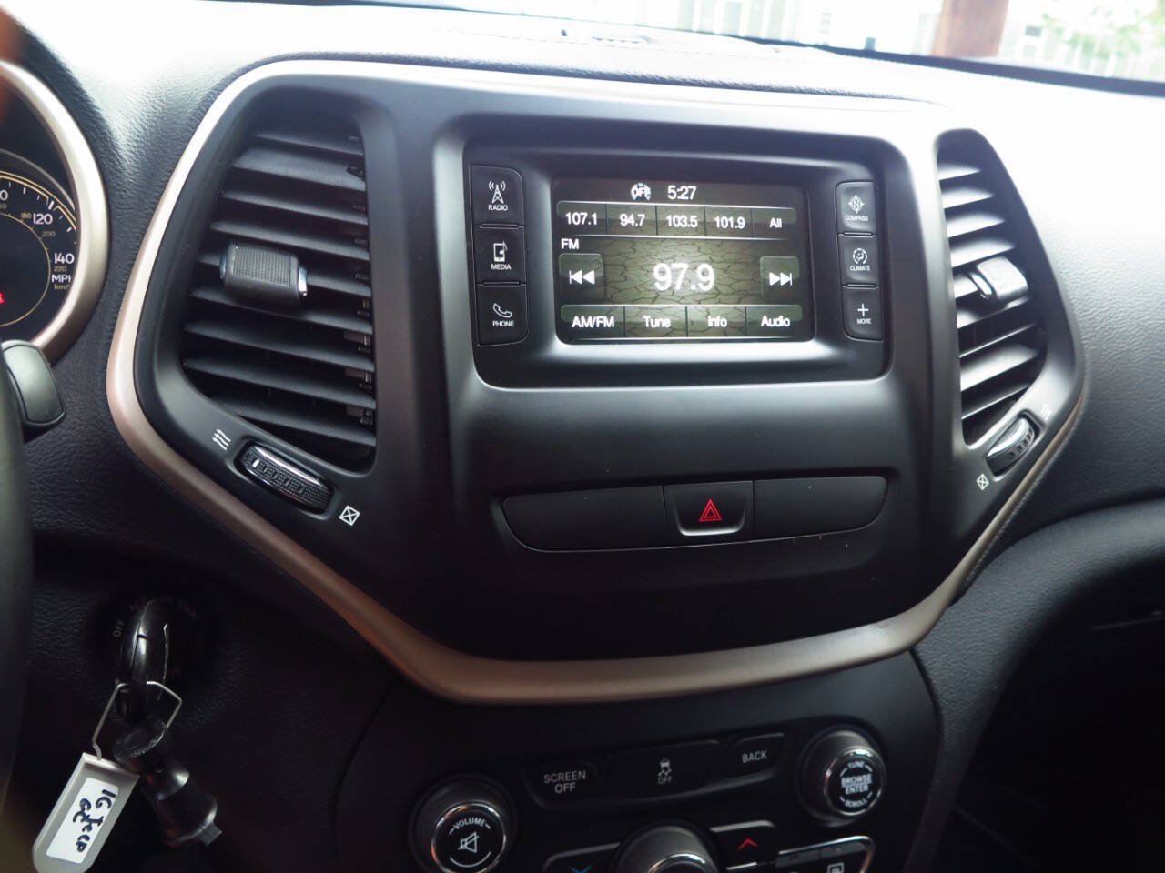 Used 2016 Jeep Cherokee Latitude AWD/4WD image 10