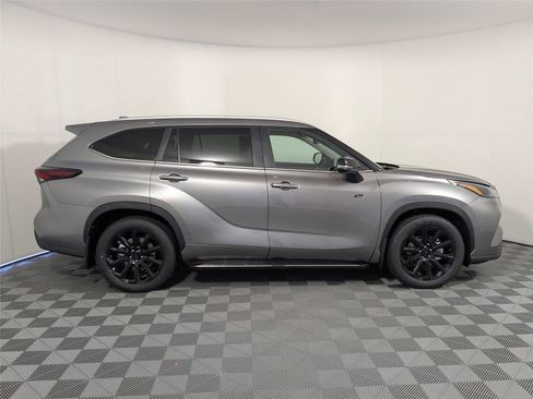 Used 2025 Toyota Highlander XLE FWD image 23