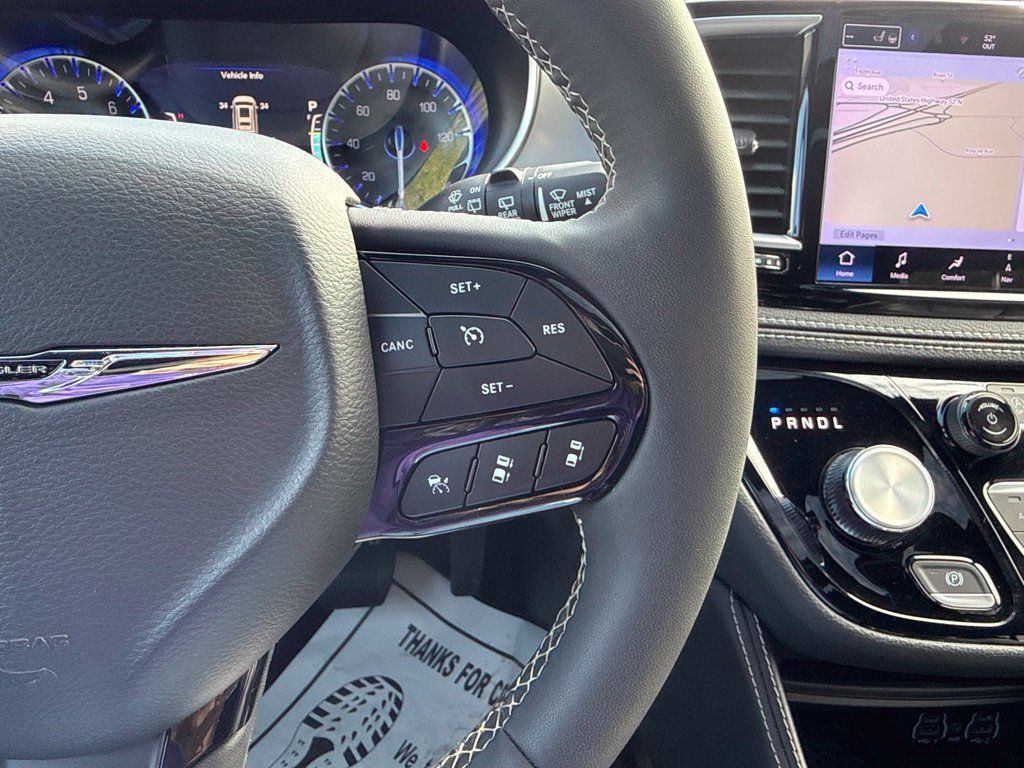 Used 2025 Chrysler Pacifica Limited FWD image 38