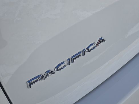 New 2026 Chrysler Pacifica Select image 8