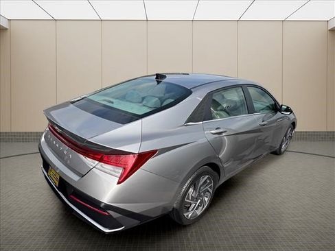 Used 2025 Hyundai Elantra SEL FWD image 15