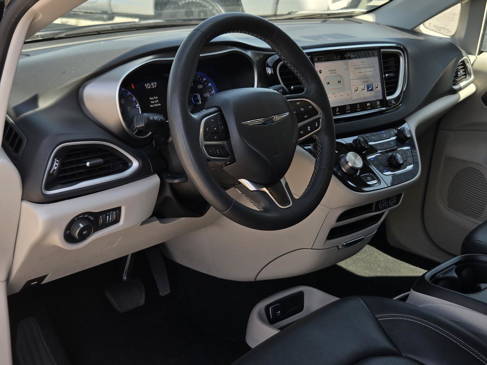 Used 2024 Chrysler Pacifica Touring-L FWD image 27