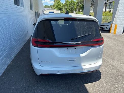 Used 2023 Chrysler Pacifica Touring-L FWD image 7