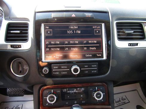 Used 2014 Volkswagen Touareg VR6 image 12