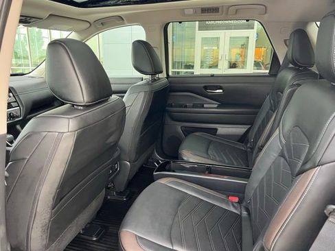 Used 2024 Nissan Pathfinder Platinum image 29