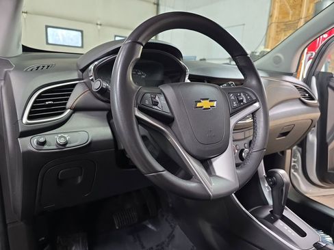 Used 2020 Chevrolet Trax LT w/ LT Convenience Package FWD image 15