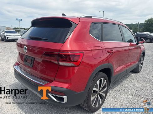 Used 2023 Volkswagen Taos SE w/ Panoramic Sunroof Package FWD image 5