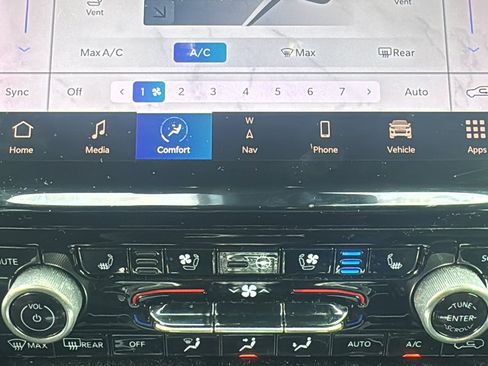 Used 2022 Jeep Grand Cherokee Overland w/ Luxury Tech Group IV AWD/4WD image 19