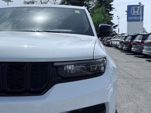 Used 2025 Jeep Grand Cherokee Altitude AWD/4WD image 3