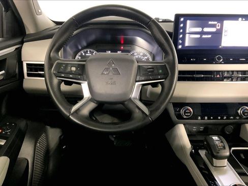 Used 2025 Mitsubishi Outlander SE image 5