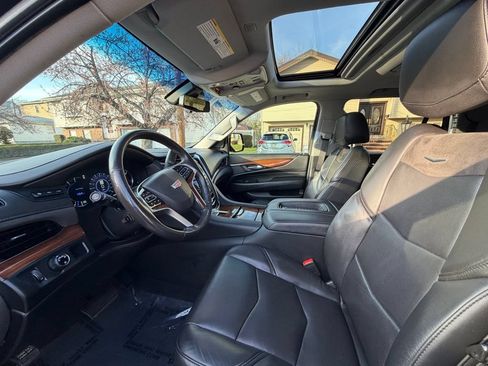 Used 2019 Cadillac Escalade Luxury RWD image 9