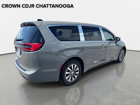 Used 2023 Chrysler Pacifica Touring-L FWD image 5
