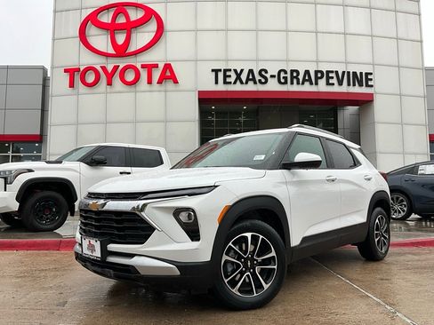 Used 2025 Chevrolet TrailBlazer LT image 2