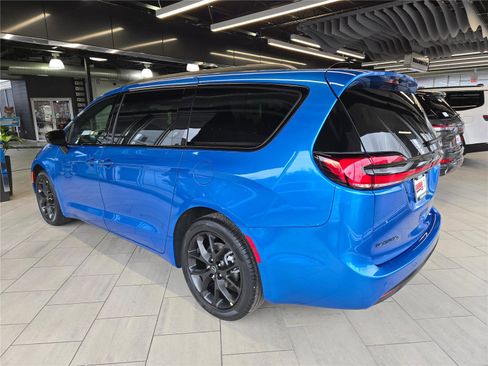 New 2026 Chrysler Pacifica Select w/ S Appearance Package image 11