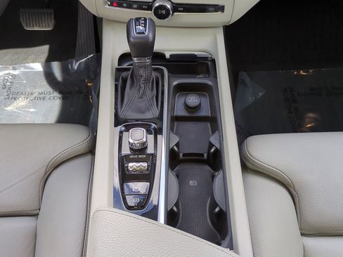 Used 2019 Volvo XC60 T5 Momentum w/ Premium Package image 19