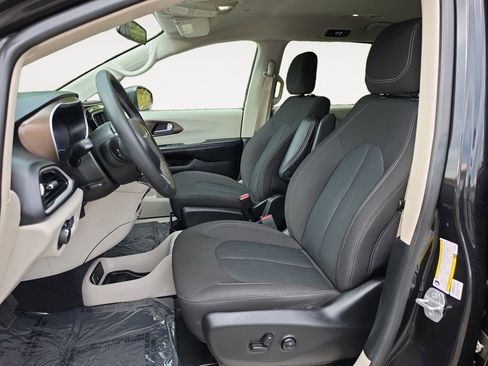 Used 2022 Chrysler Voyager LX FWD image 9