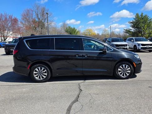 Used 2023 Chrysler Pacifica Touring-L FWD image 9