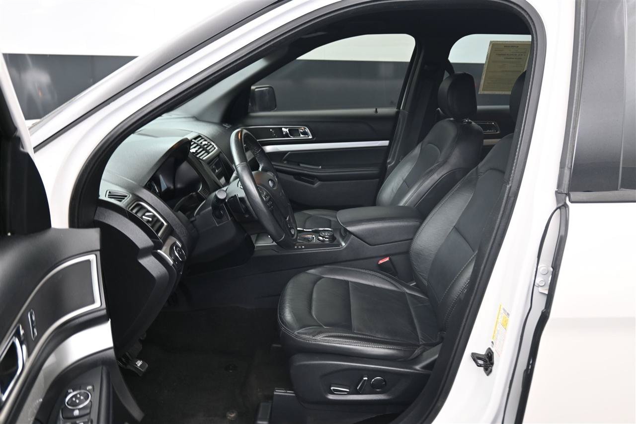 Used 2017 Ford Explorer XLT w/ Equipment Group 202A AWD/4WD image 11