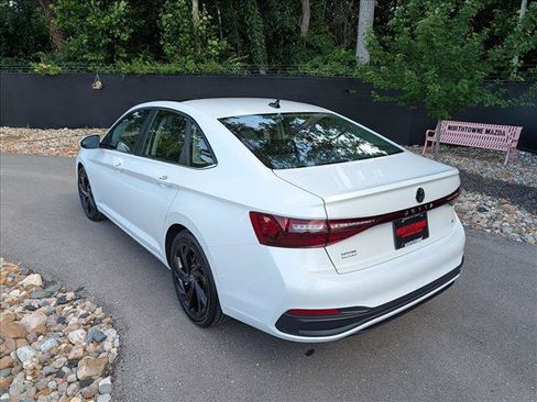 Used 2025 Volkswagen Jetta SE w/ Sunroof Package FWD image 3