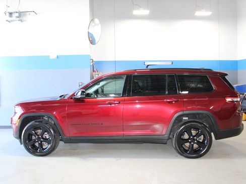 Used 2023 Jeep Grand Cherokee L Limited w/ Black Appearance Package AWD/4WD image 11