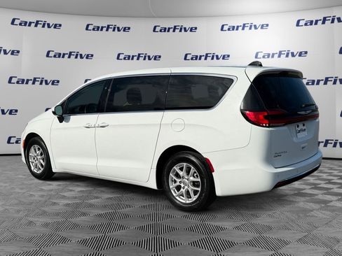 Used 2023 Chrysler Pacifica Touring-L FWD image 3