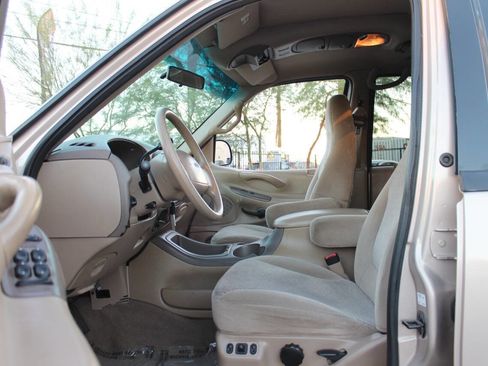 Used 1998 Ford Expedition XLT image 19