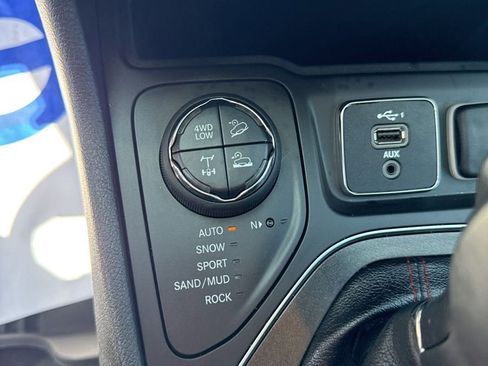 Used 2020 Jeep Cherokee Trailhawk w/ Cold Weather Group AWD/4WD image 17
