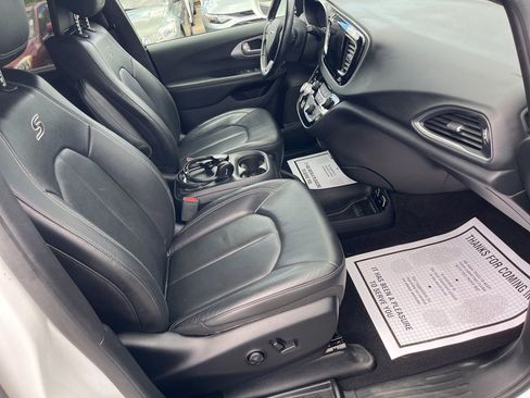 Used 2018 Chrysler Pacifica Touring-L Plus w/ Advanced Safetytec Group FWD image 12