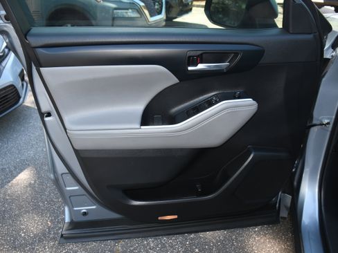 Used 2022 Toyota Highlander XLE image 10